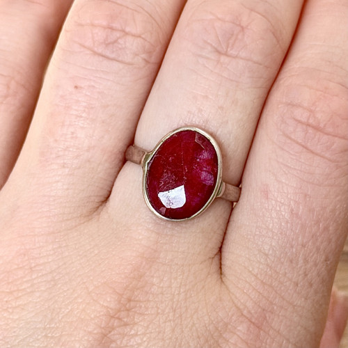 Stříbrný elegantní prsten s rubínem E009 — foto 3