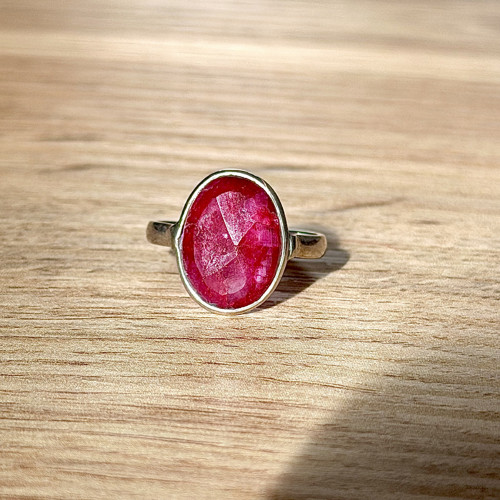 Stříbrný elegantní prsten s rubínem E009 — foto 5