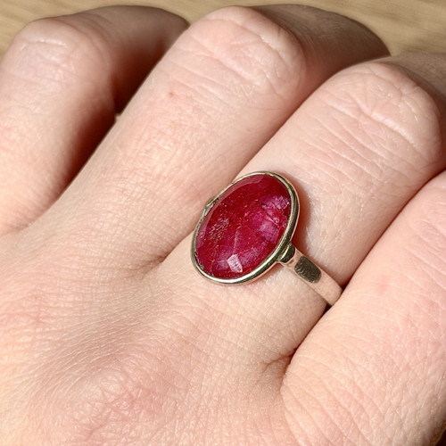 Stříbrný elegantní prsten s rubínem E009 — foto 2