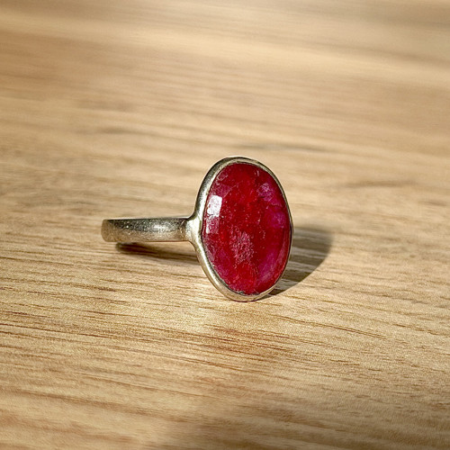 Stříbrný elegantní prsten s rubínem E009 — foto 6