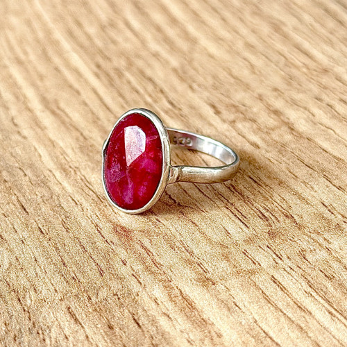 Stříbrný elegantní prsten s rubínem E009 — foto 4