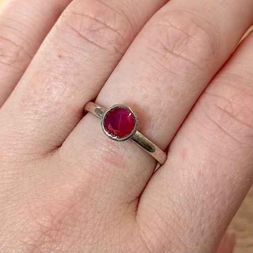 Stříbrný elegantní prsten s rubínem E009 — foto 3