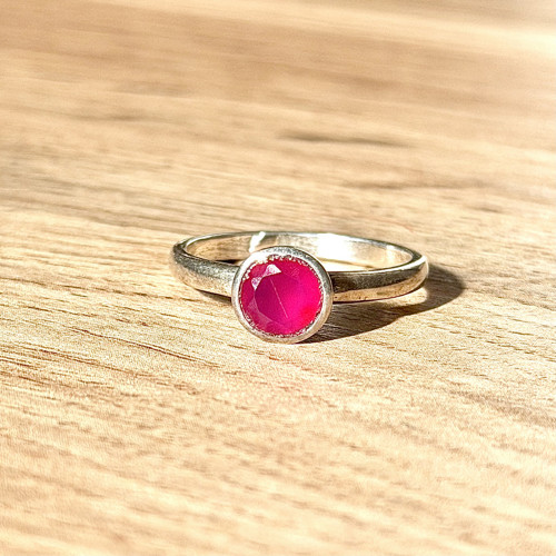 Stříbrný elegantní prsten s rubínem E009 — foto 6