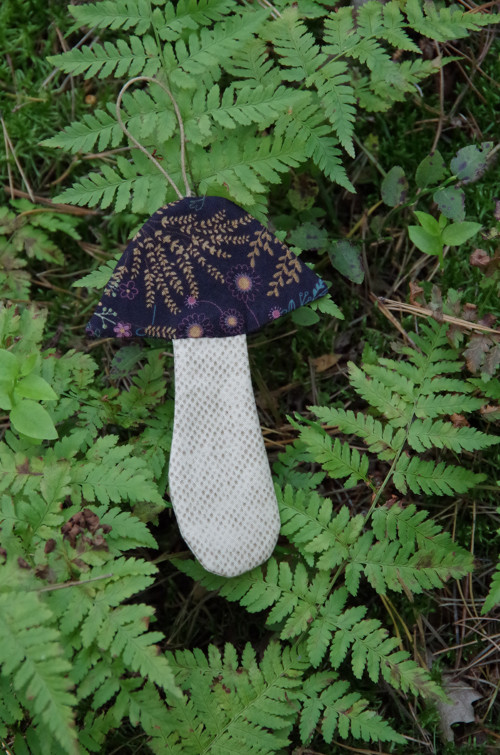 Muchomůrka černá s kvítky — foto 2