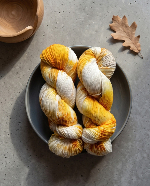 Ručně barvená příze - CRÈME BRÛLÉE — foto 3
