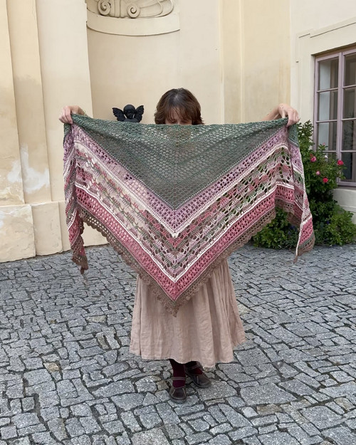 Lněný háčkovaný šátek zeleno růžový, boho pléd — foto 2