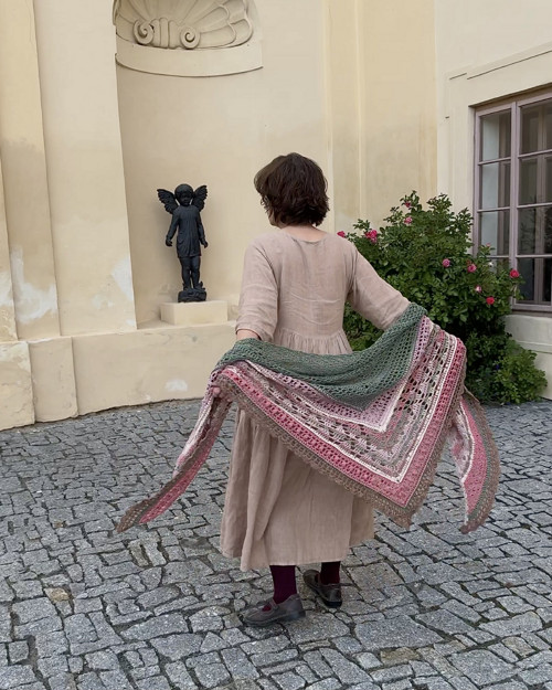 Lněný háčkovaný šátek zeleno růžový, boho pléd — foto 3