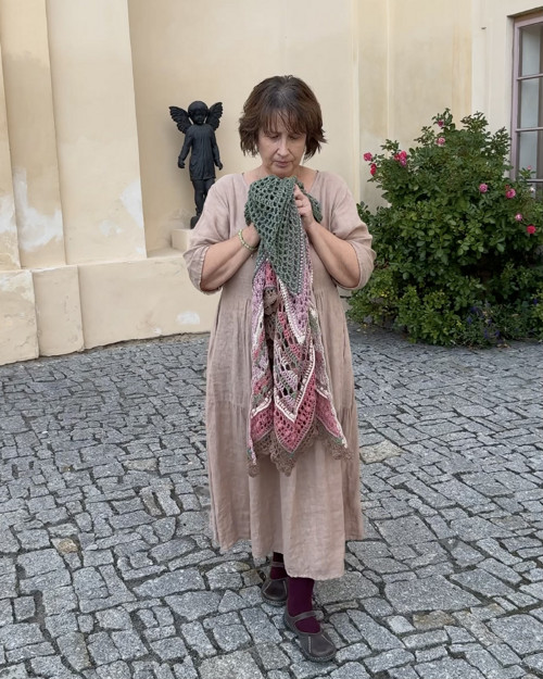 Lněný háčkovaný šátek zeleno růžový, boho pléd — foto 5