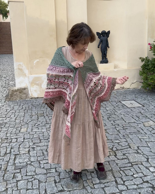 Lněný háčkovaný šátek zeleno růžový, boho pléd — foto 6