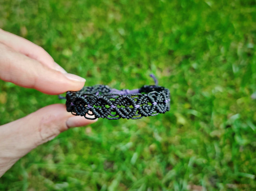 Macramé náramek ČERNÝ, fialová — foto 2