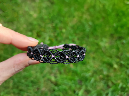 Macramé náramek ČERNÝ, růžová — foto 2