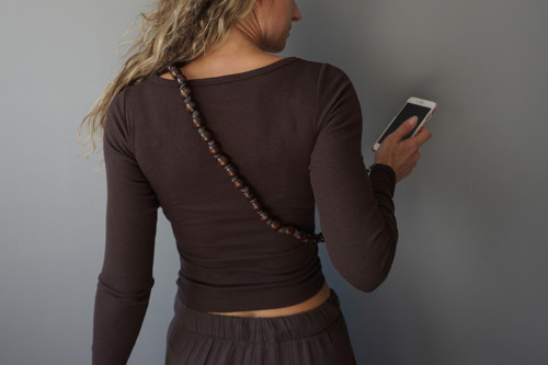 Macramé popruh na telefon Chocolate beads — foto 2