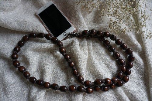 Macramé popruh na telefon Chocolate beads — foto 3