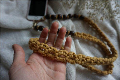 Macramé popruh na telefon Mustard & beads — foto 4