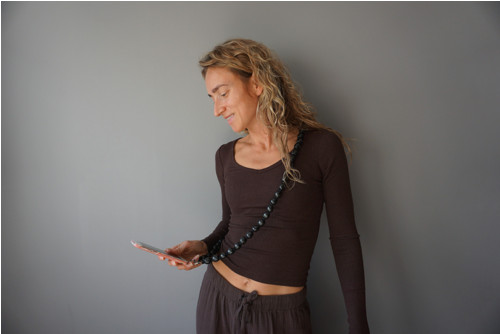 Macramé popruh na telefon Black beads — foto 3