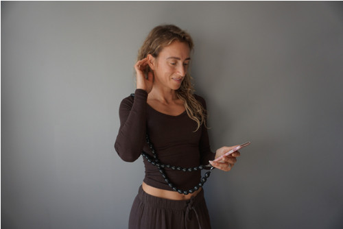 Macramé popruh na telefon Black beads — foto 2