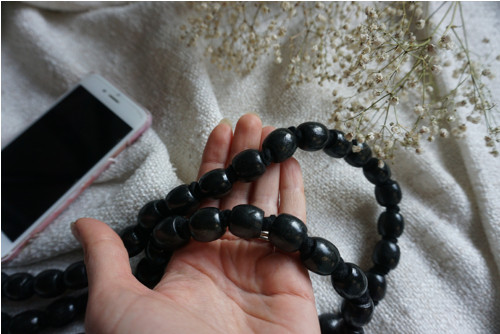 Macramé popruh na telefon Black beads — foto 4