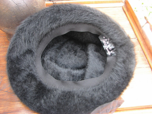 Pod závojem... černý klobouk Kangol — foto 6