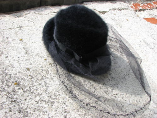 Pod závojem... černý klobouk Kangol — foto 2