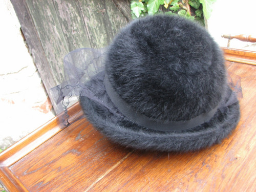 Pod závojem... černý klobouk Kangol — foto 4