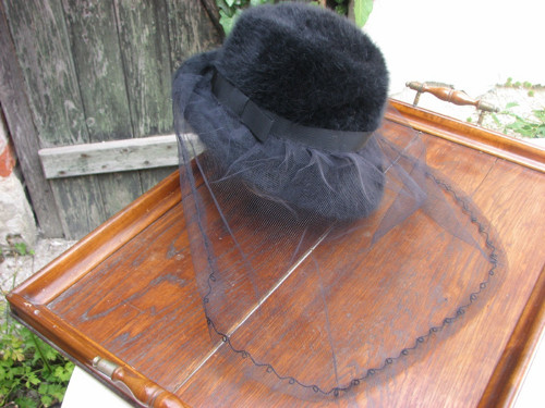 Pod závojem... černý klobouk Kangol — foto 5