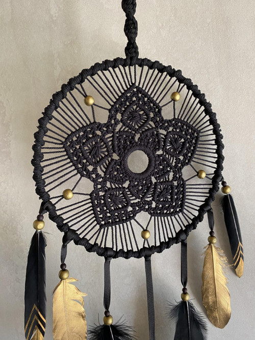 Černozlatý lapač snů - macramé — foto 2