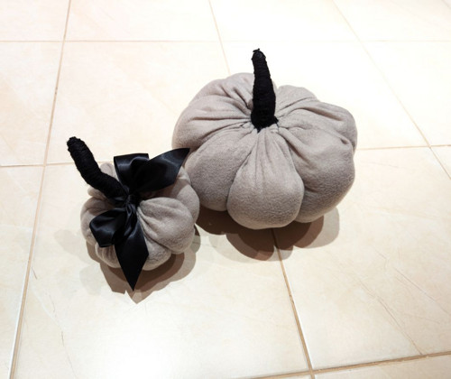 Látková dekorace dýně šedá 29cm — foto 2