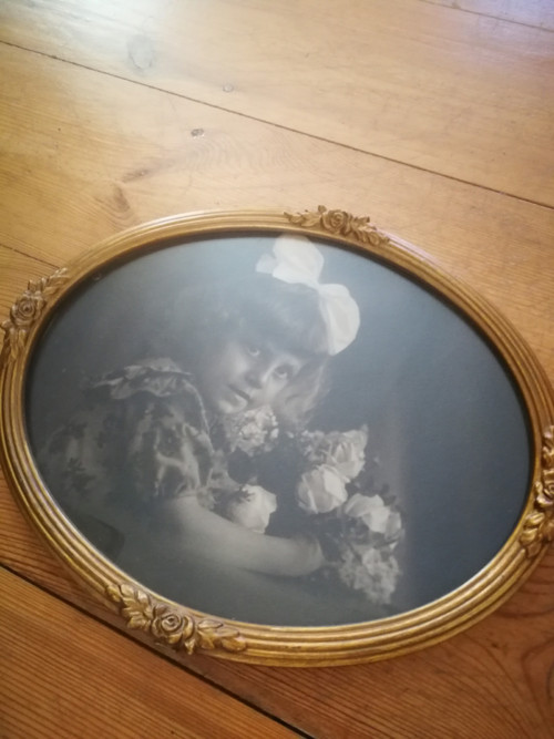 Fotografie v oválném rámu — foto 3