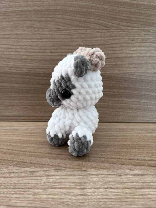 Háčkovaná sedící Kravička - bílo-šedá (14 cm) — foto 2