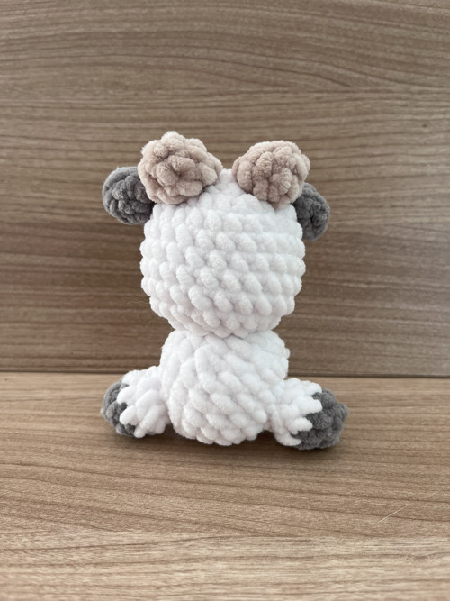 Háčkovaná sedící Kravička - bílo-šedá (14 cm) — foto 3