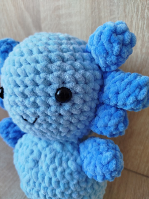 Háčkovaný axolotl – pastelově modrý — foto 2