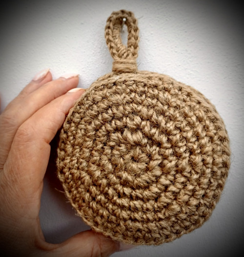 Háčkovaný jutový jehelníček v boho stylu — foto 2