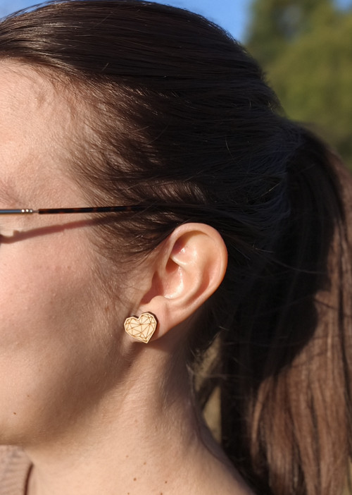 Dřevěné peckové náušnice - srdce — foto 2