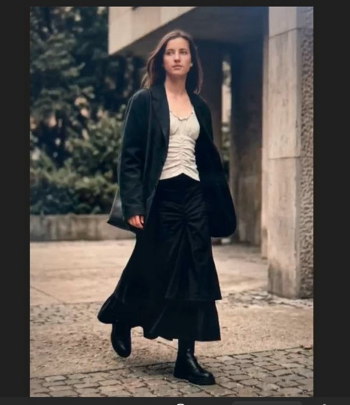 Dlouhá černá nabíraná sukně. — foto 6