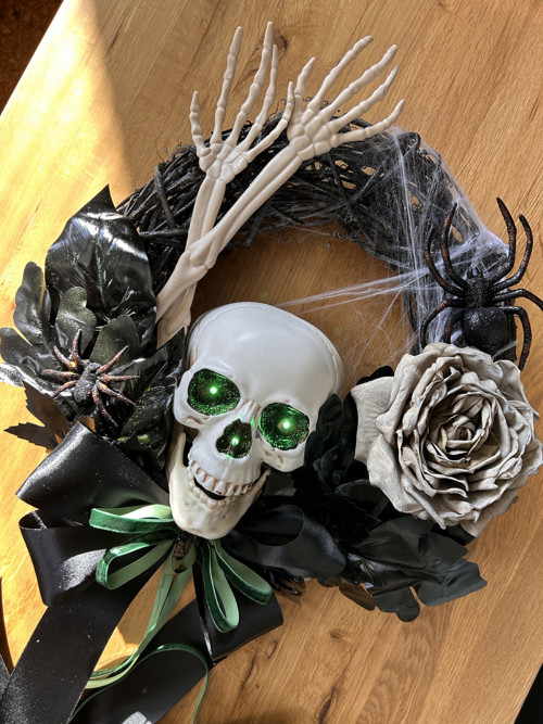 Halloweensky venec na dvere — foto 3