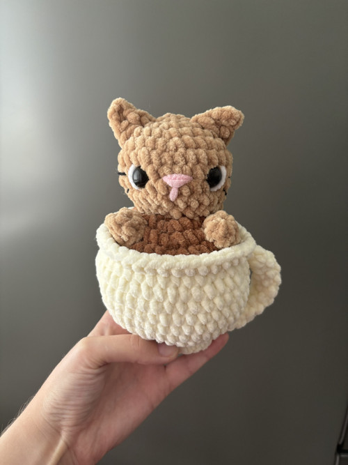Háčkovaná kočka v latté — foto 2