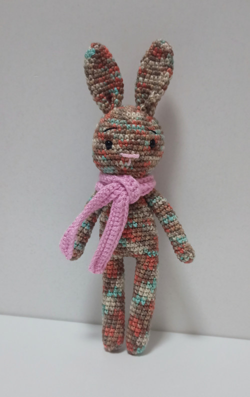 Háčkovaný zajíček - 21 cm — foto 4