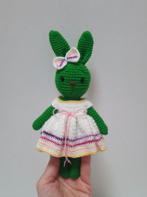 Háčkovaný zajíček - 21 cm — foto 5