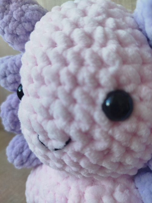 Háčkovaný axolotl – pastelově růžový — foto 3