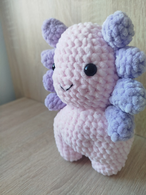 Háčkovaný axolotl – pastelově růžový — foto 2