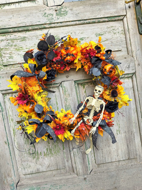Halloweenský věnec - zářivec se smrťákem — foto 2