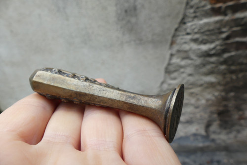 Starožitné kovové pečetidlo s monogramem AP — foto 4