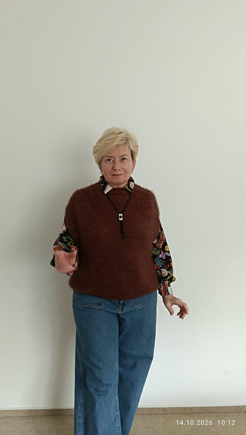 Pletená dámská vesta. — foto 3