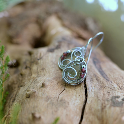 Náušnice s vltavíny a granátem, nerezová ocel — foto 3