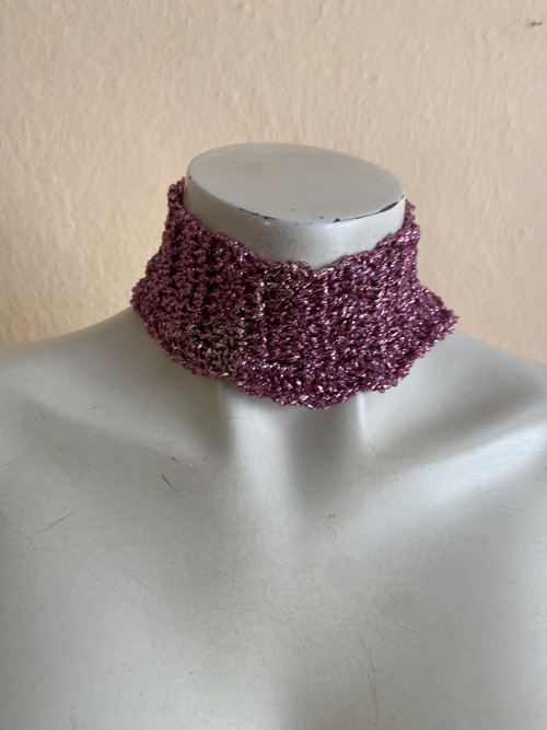 Háčkovaný choker náhrdelník „Trblietavá orchidea“ — foto 3