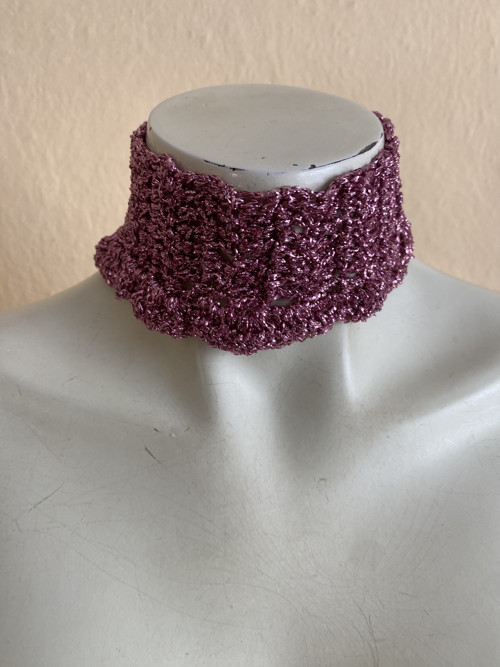Háčkovaný choker náhrdelník „Trblietavá orchidea“ — foto 4