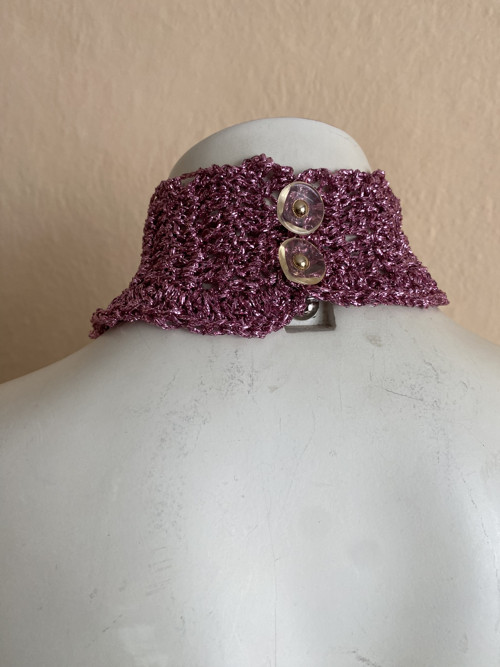 Háčkovaný choker náhrdelník „Trblietavá orchidea“ — foto 2