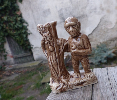 Starožitná figurální vázička, opice, jablko — foto 2