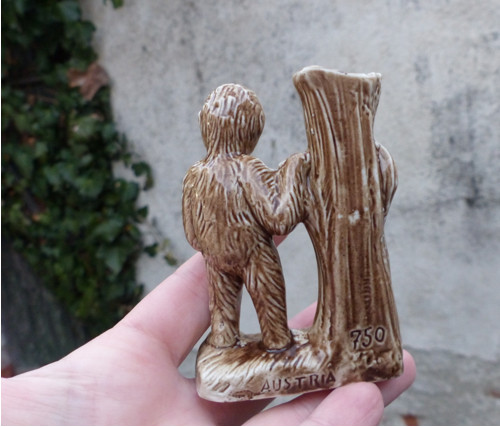 Starožitná figurální vázička, opice, jablko — foto 3