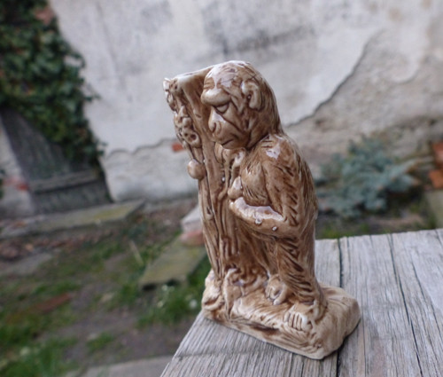 Starožitná figurální vázička, opice, jablko — foto 4